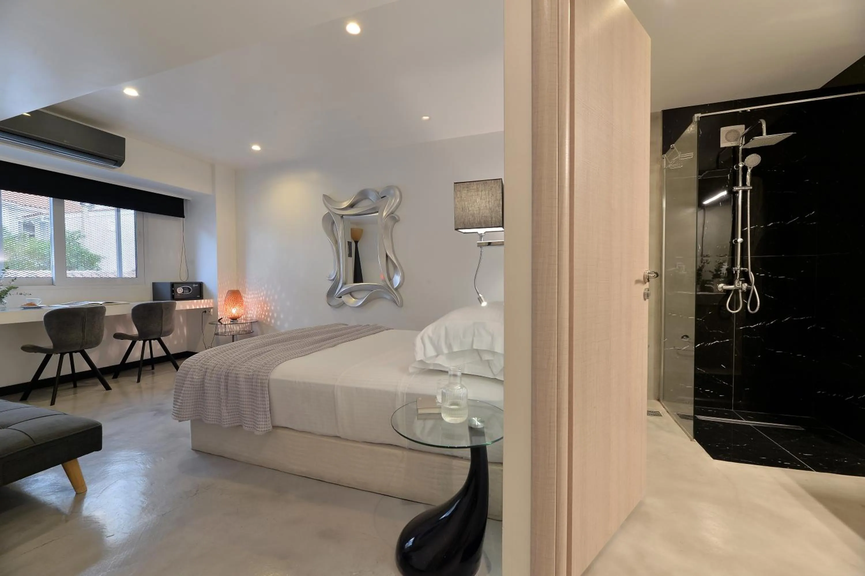 Photo of the whole room, Bed in Alter Athens