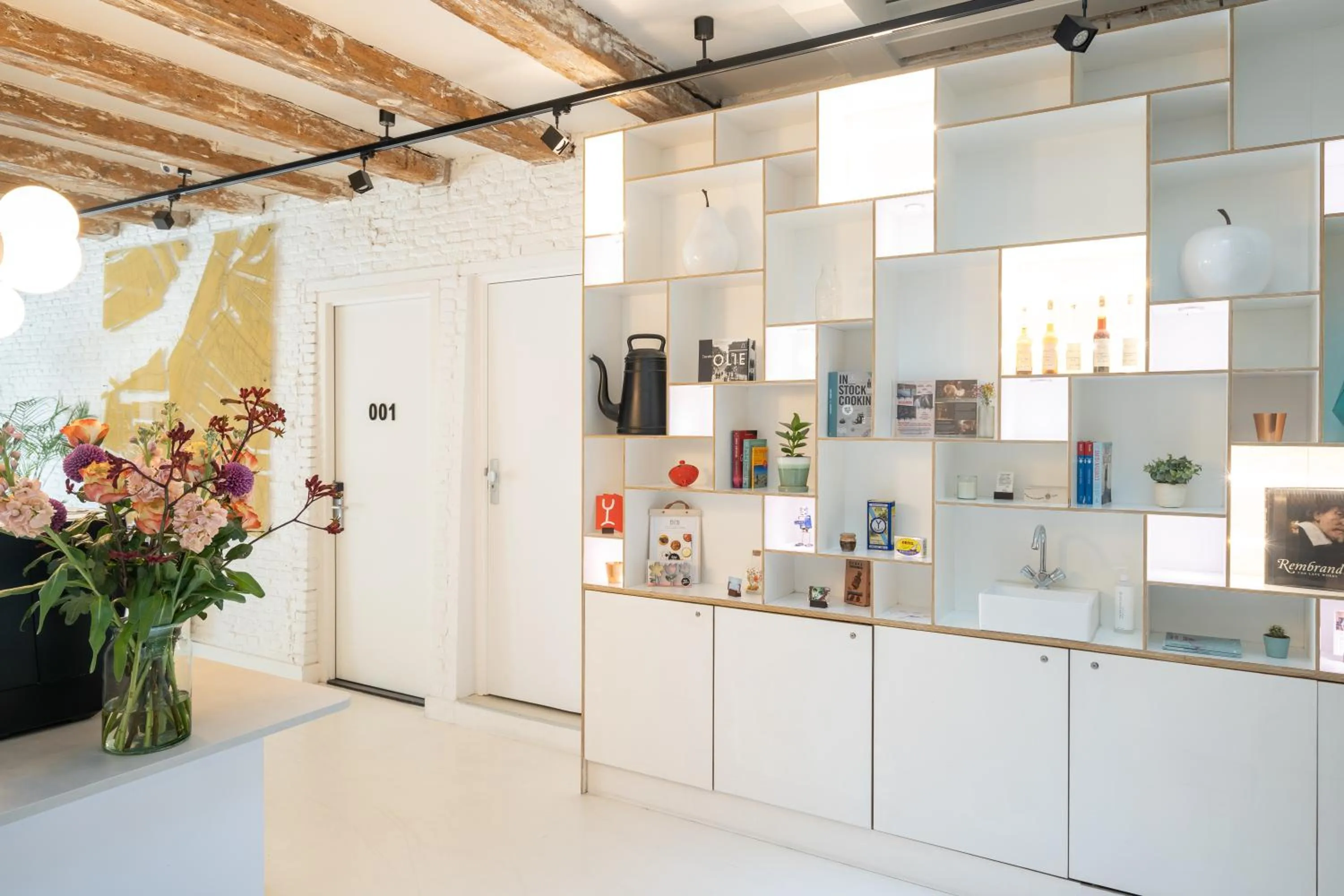 Lobby or reception in YAYS Amsterdam Salthouse Canal by Numa