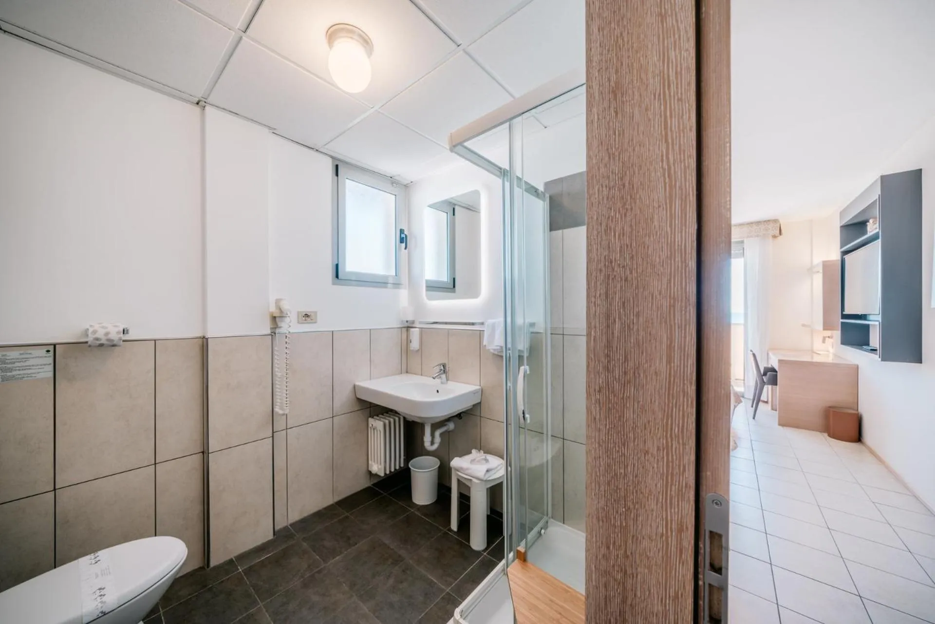 Bathroom, Bed in Hotel Europa Lignano