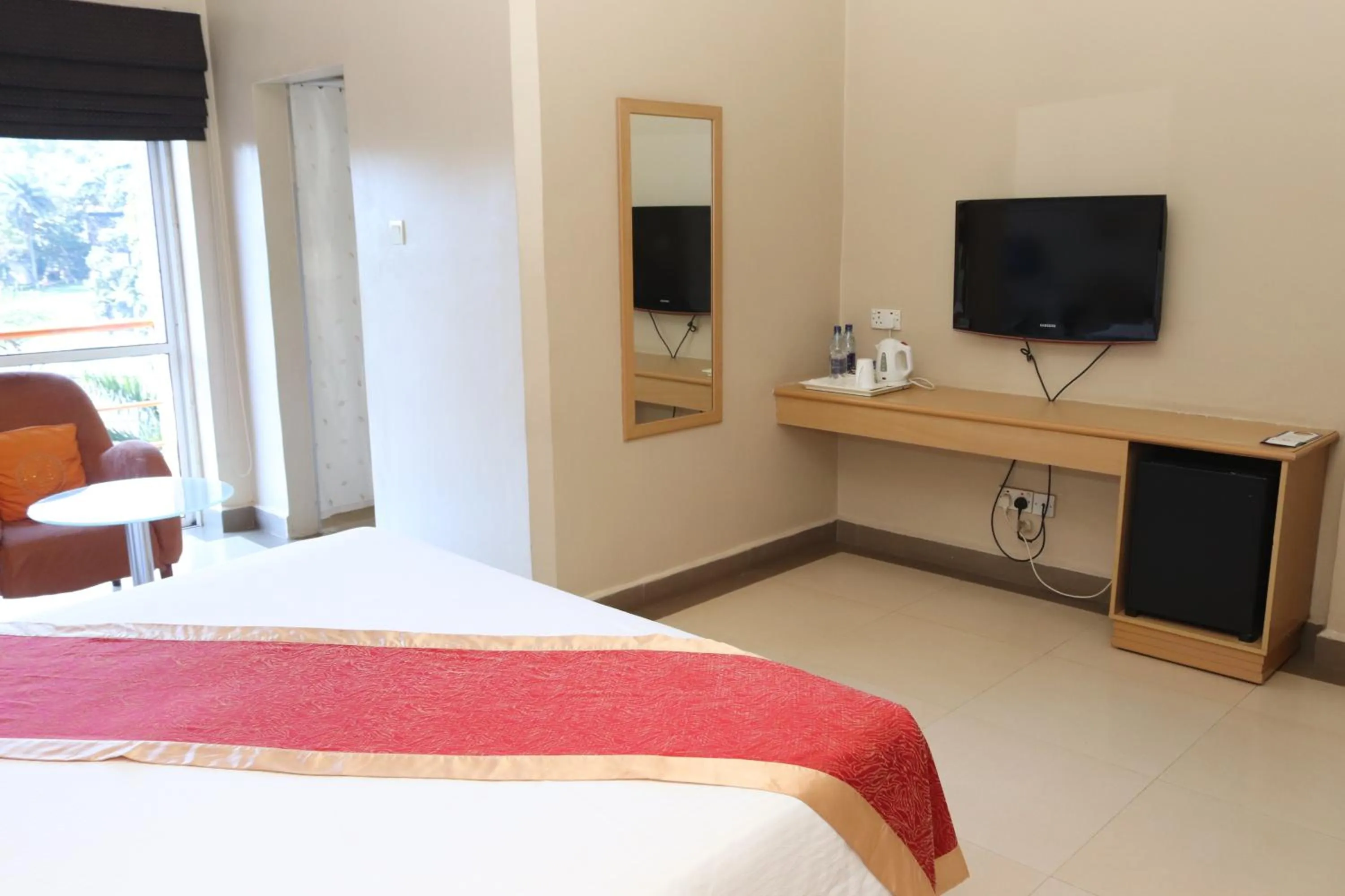 TV and multimedia, Bed in Metropole Hotel Kampala