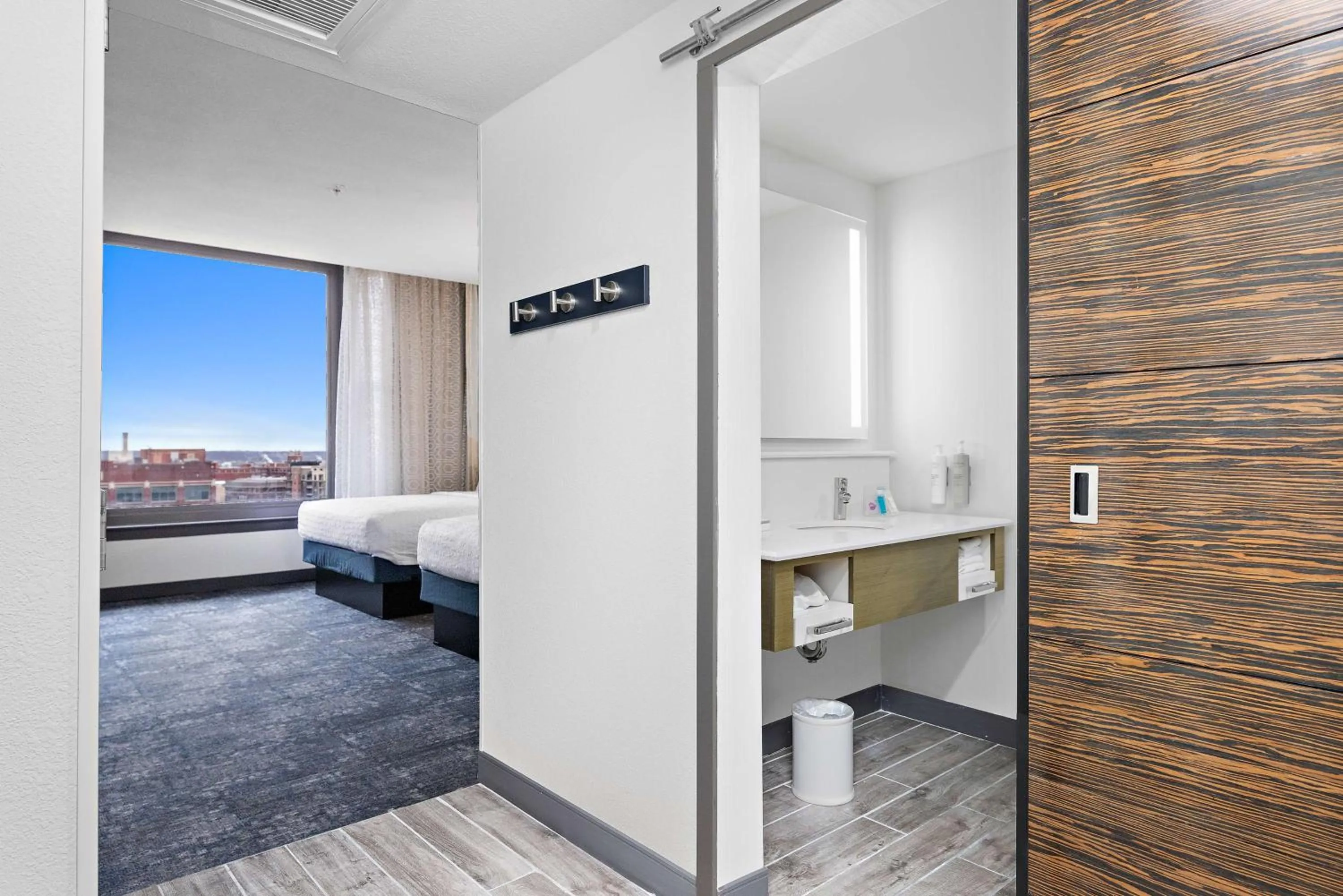 Bathroom, Bed in Hampton Inn Kansas City - Downtown Financial District