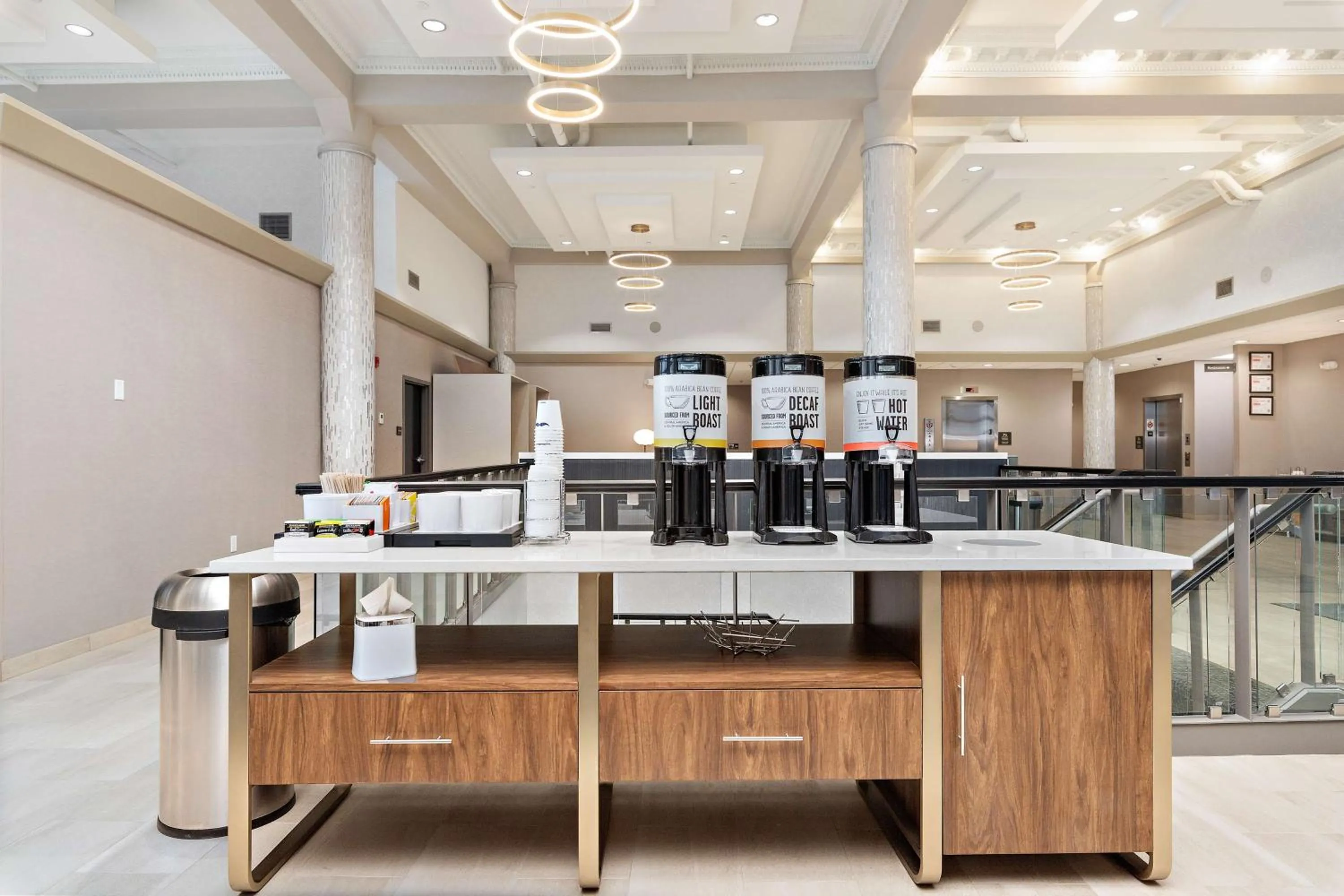 Dining area in Hampton Inn Kansas City - Downtown Financial District