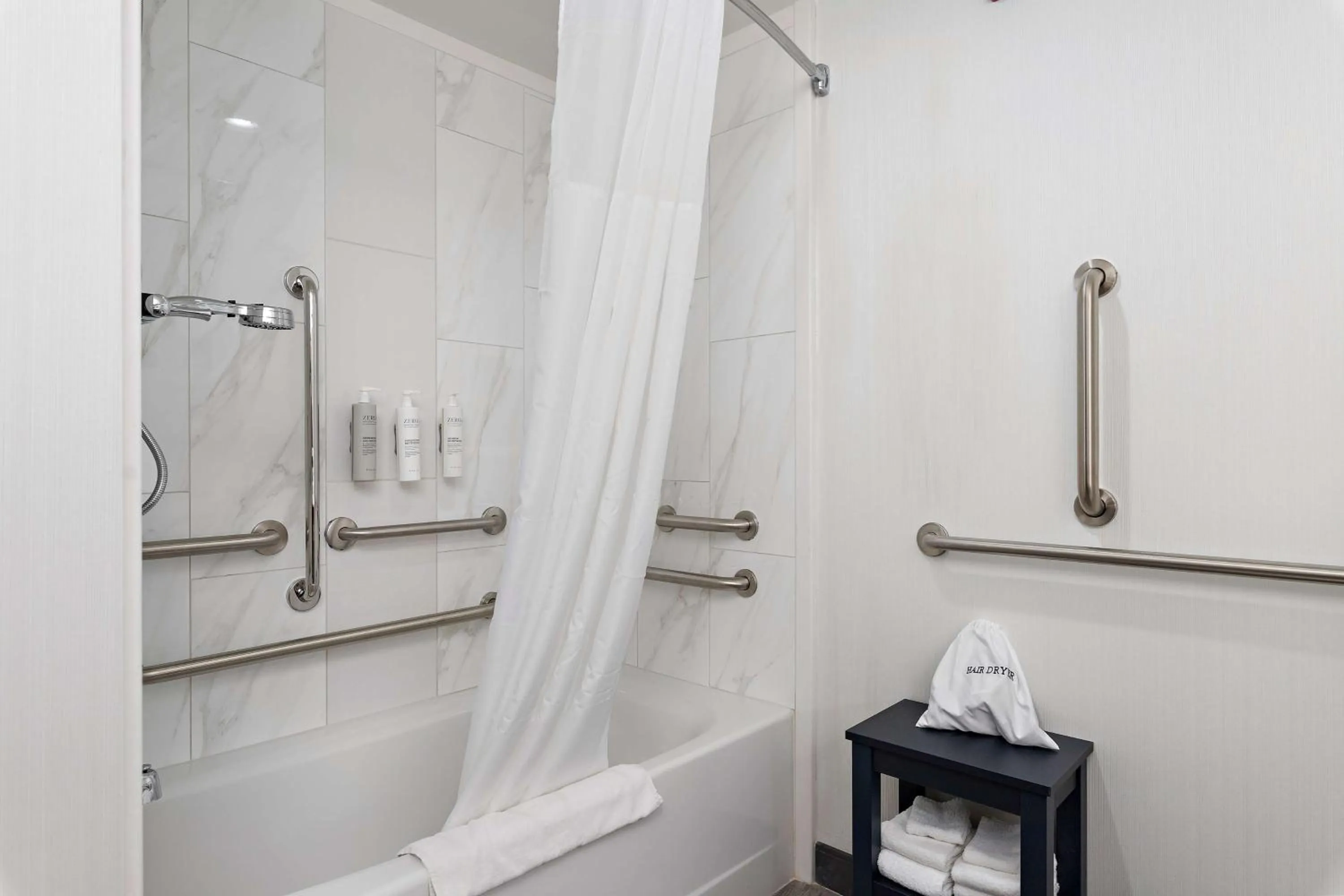 Bathroom in Hampton Inn Kansas City - Downtown Financial District