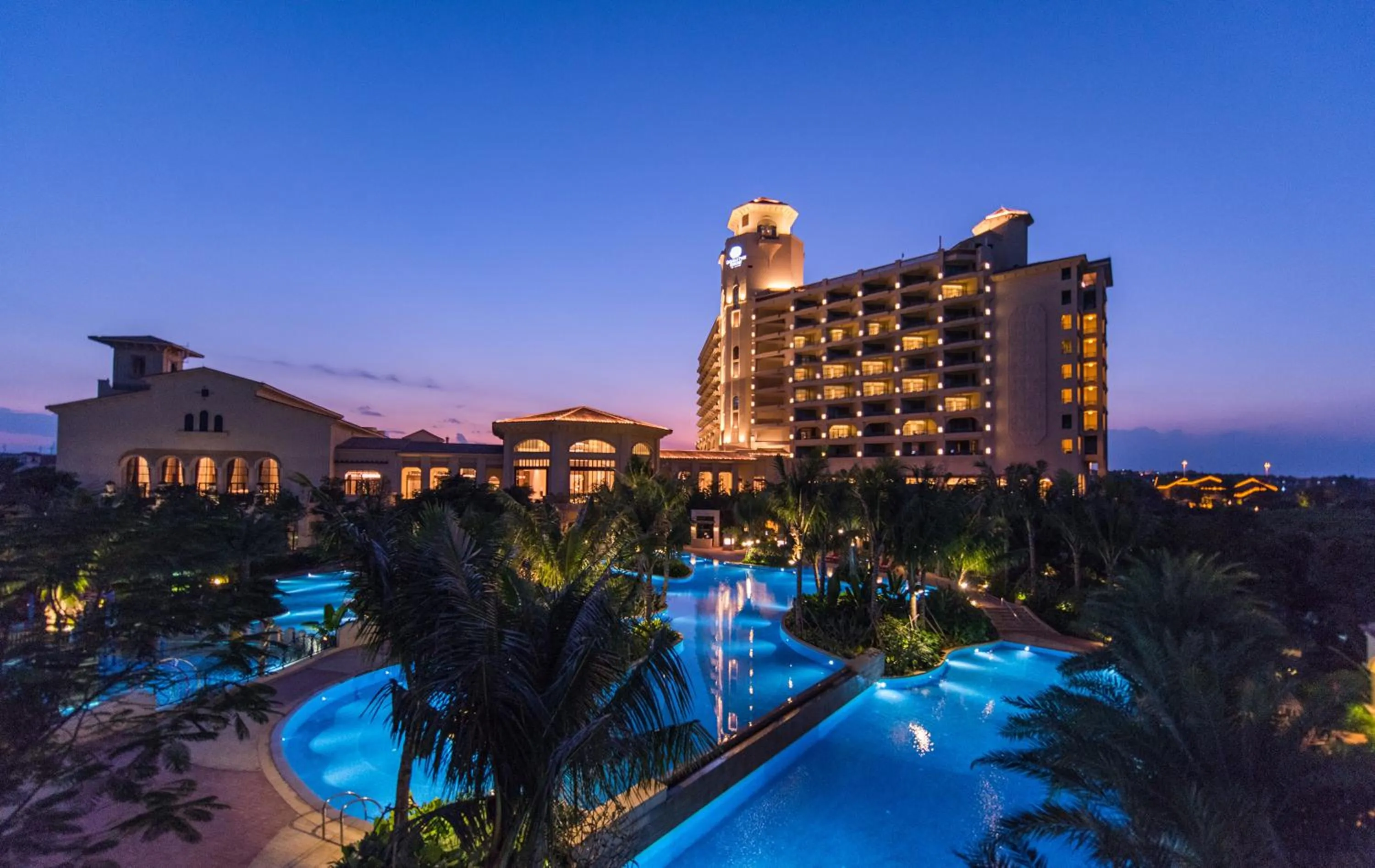 Property building in DoubleTree by Hilton Haikou Chengmai