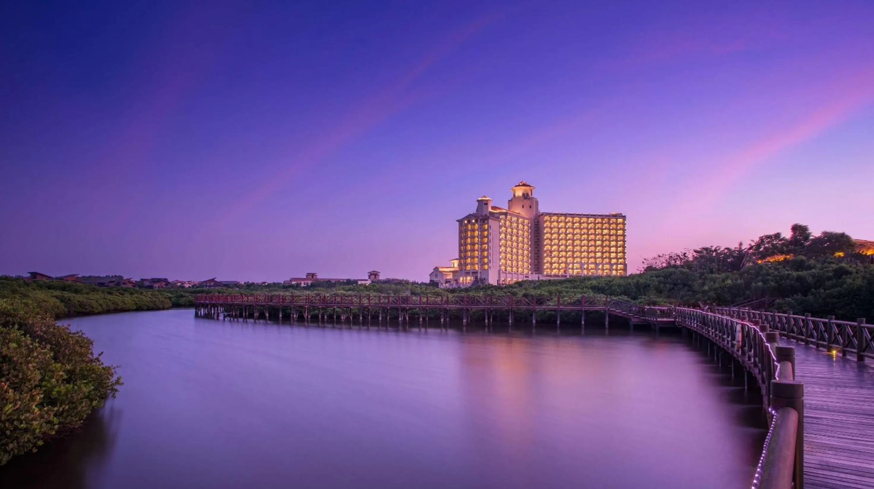 Property building in DoubleTree by Hilton Haikou Chengmai