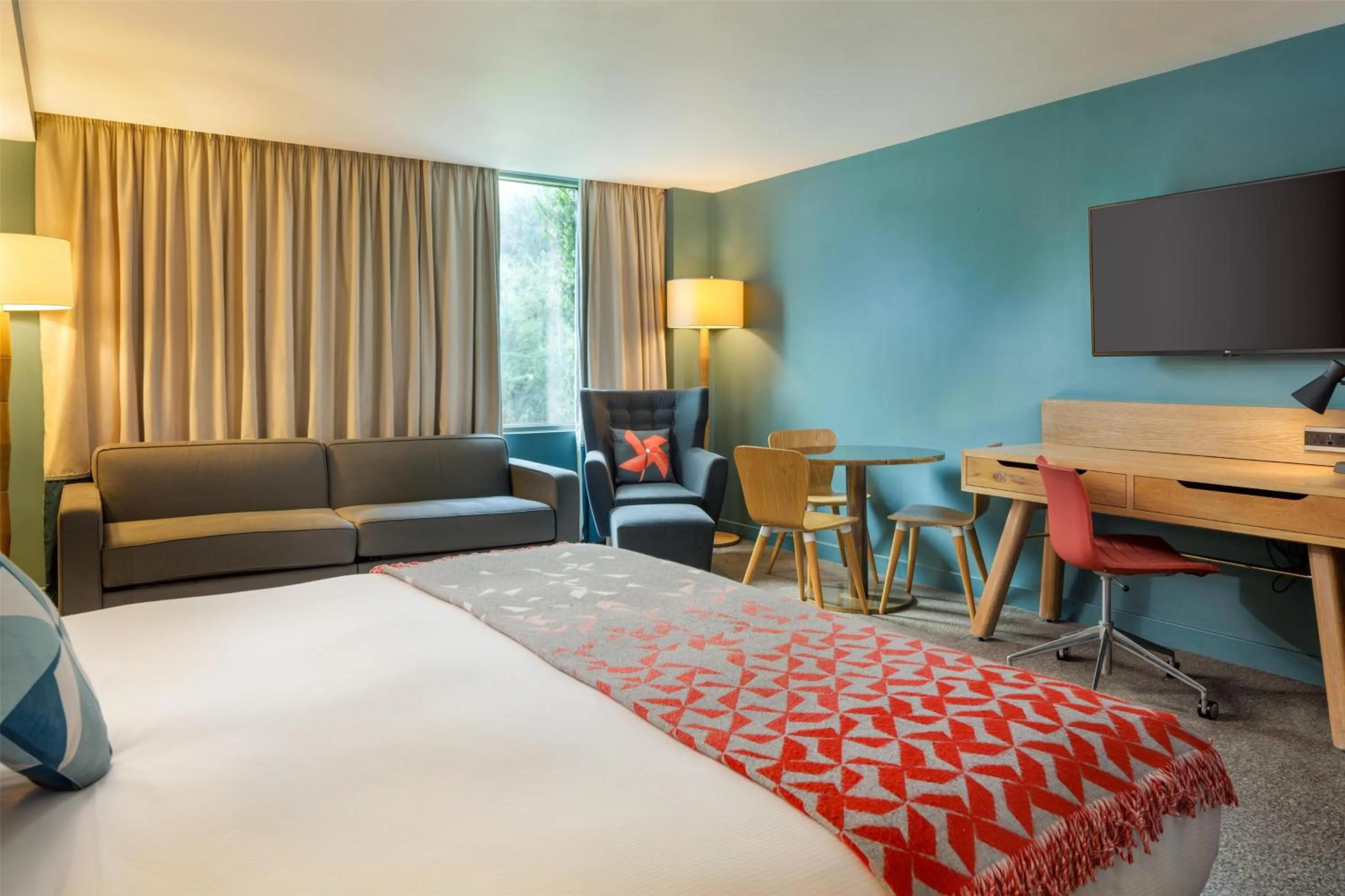 Living room, Bed in Hilton Bournemouth