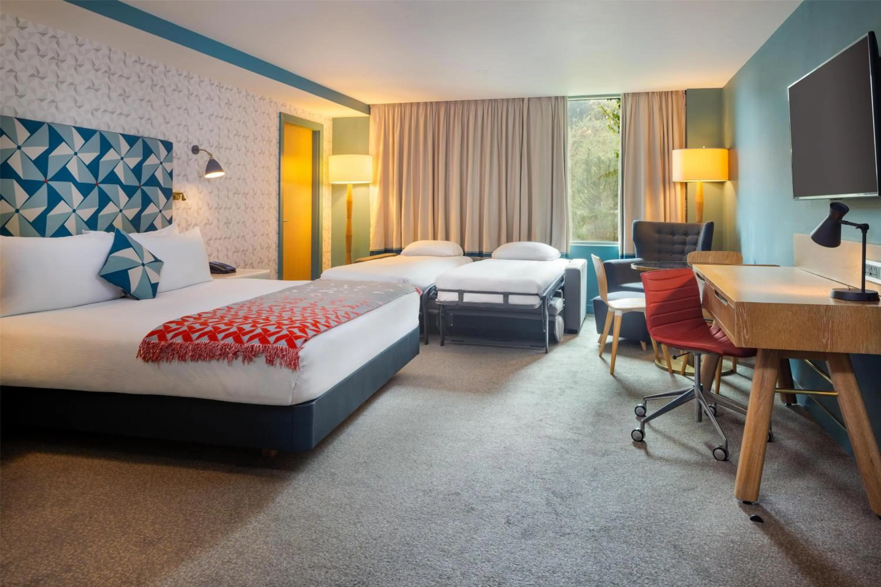 Living room, Bed in Hilton Bournemouth