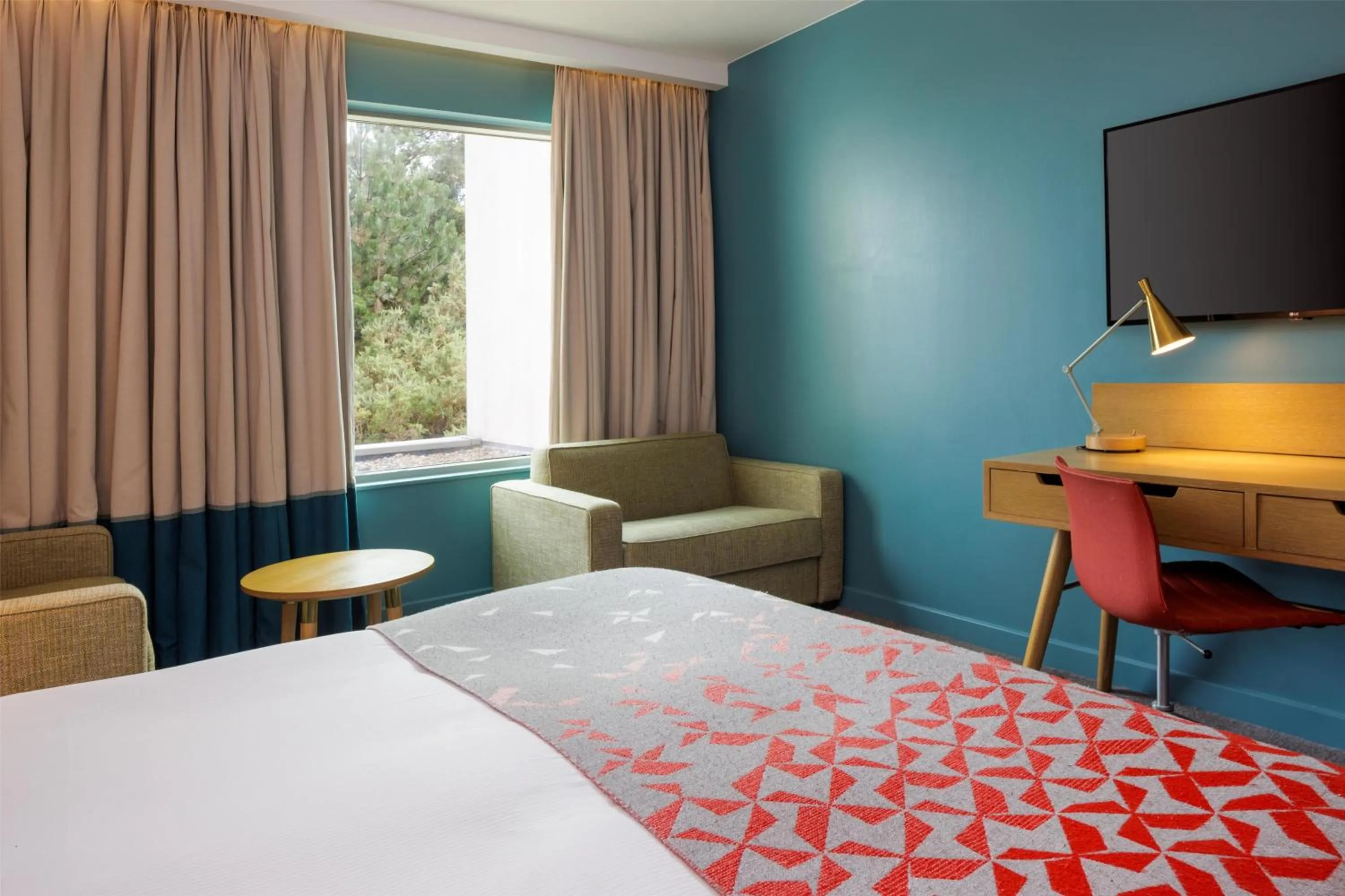 Living room, Bed in Hilton Bournemouth