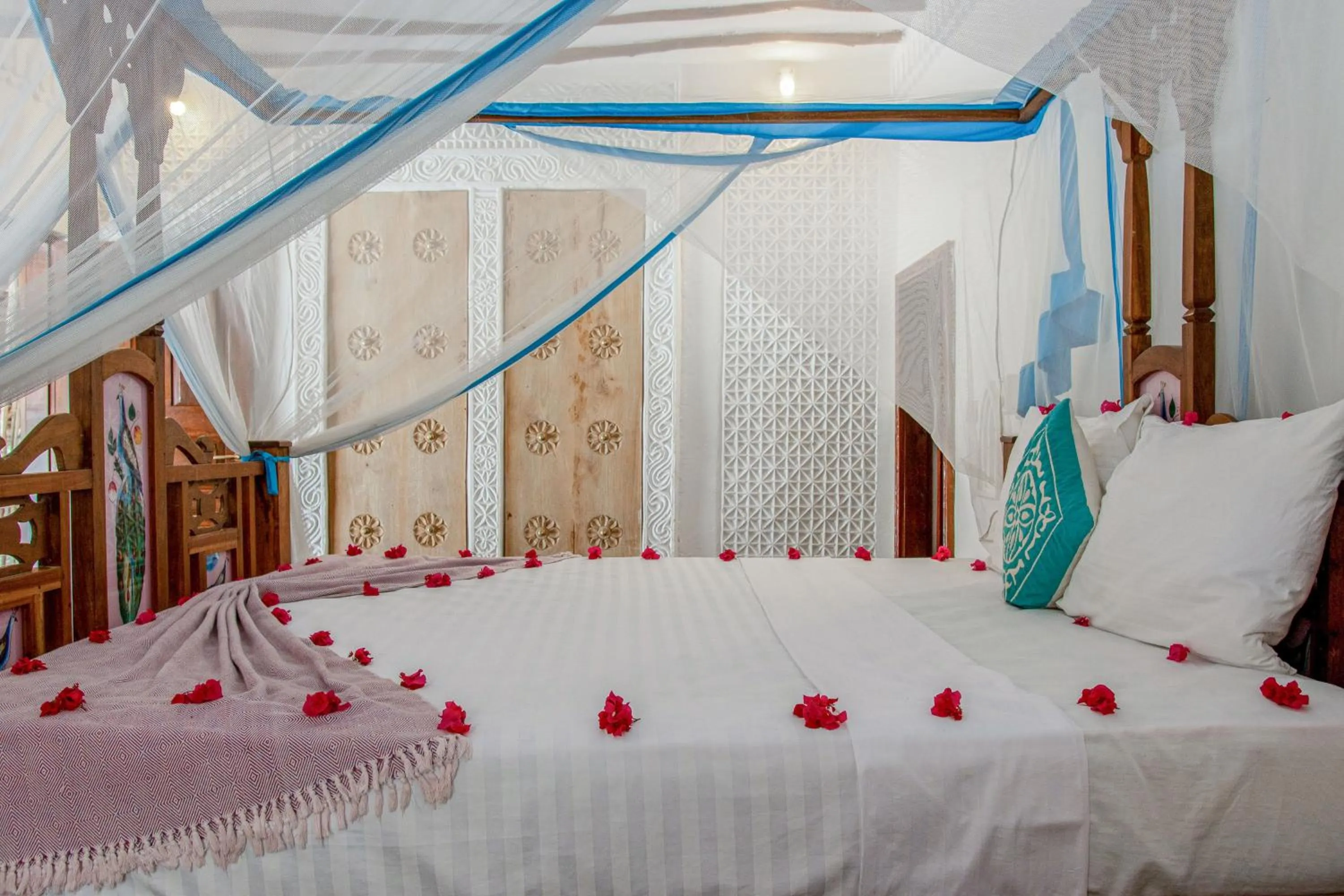 Bed in Hakuna Majiwe Beach Lodge