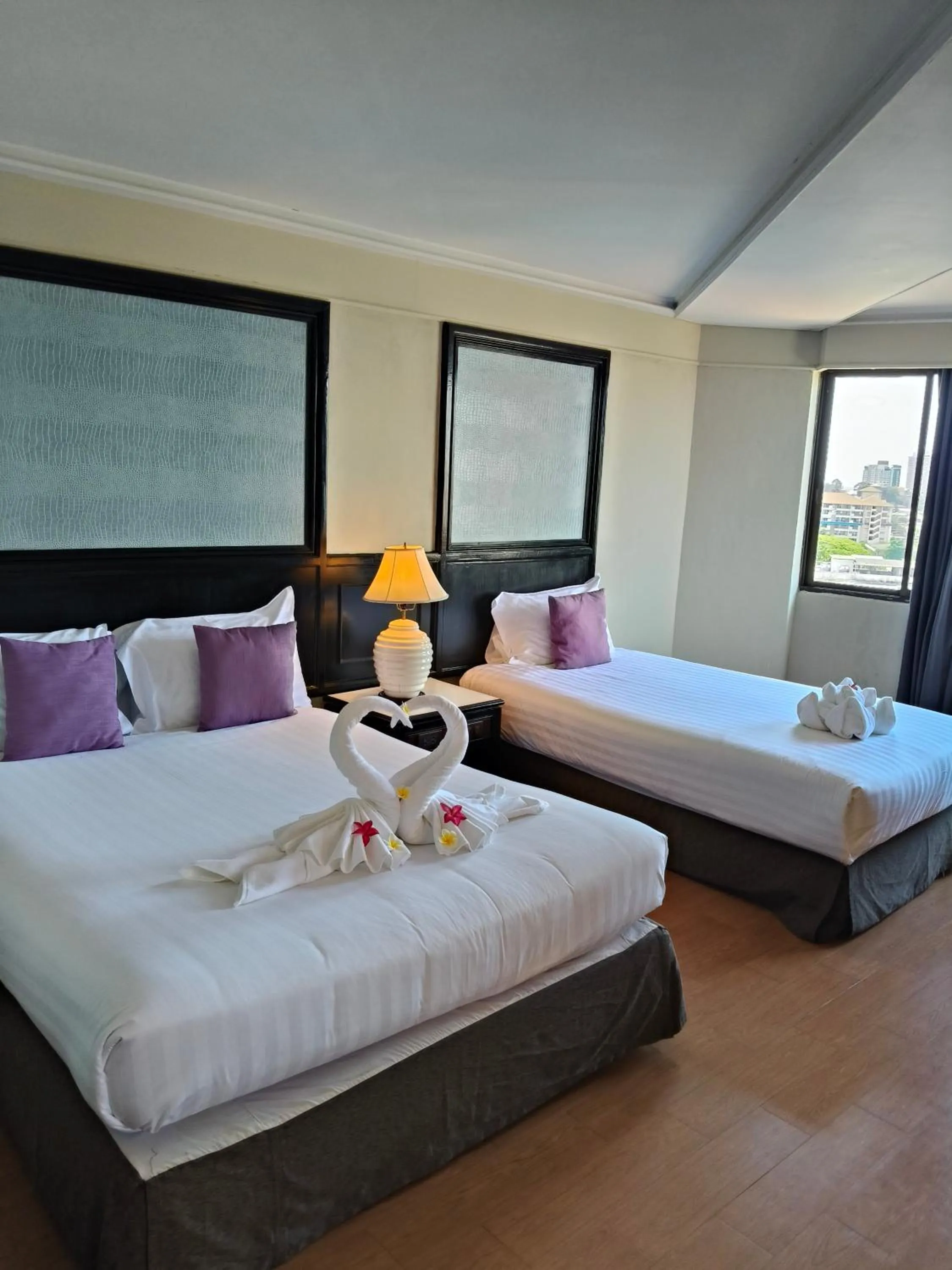 Bedroom, Bed in First Pacific Cirrus