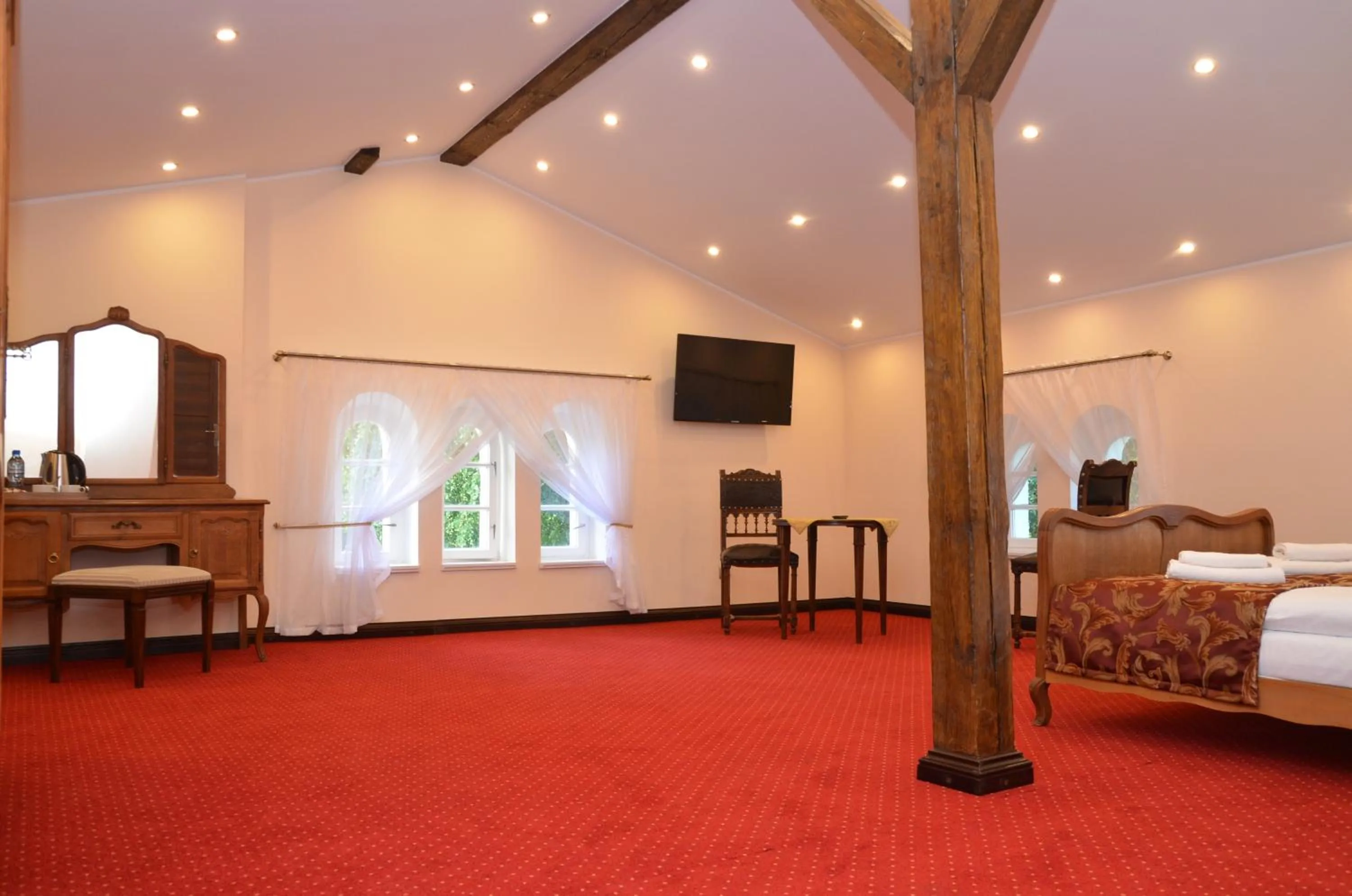 Photo of the whole room, Bed in Pałac Kłanino