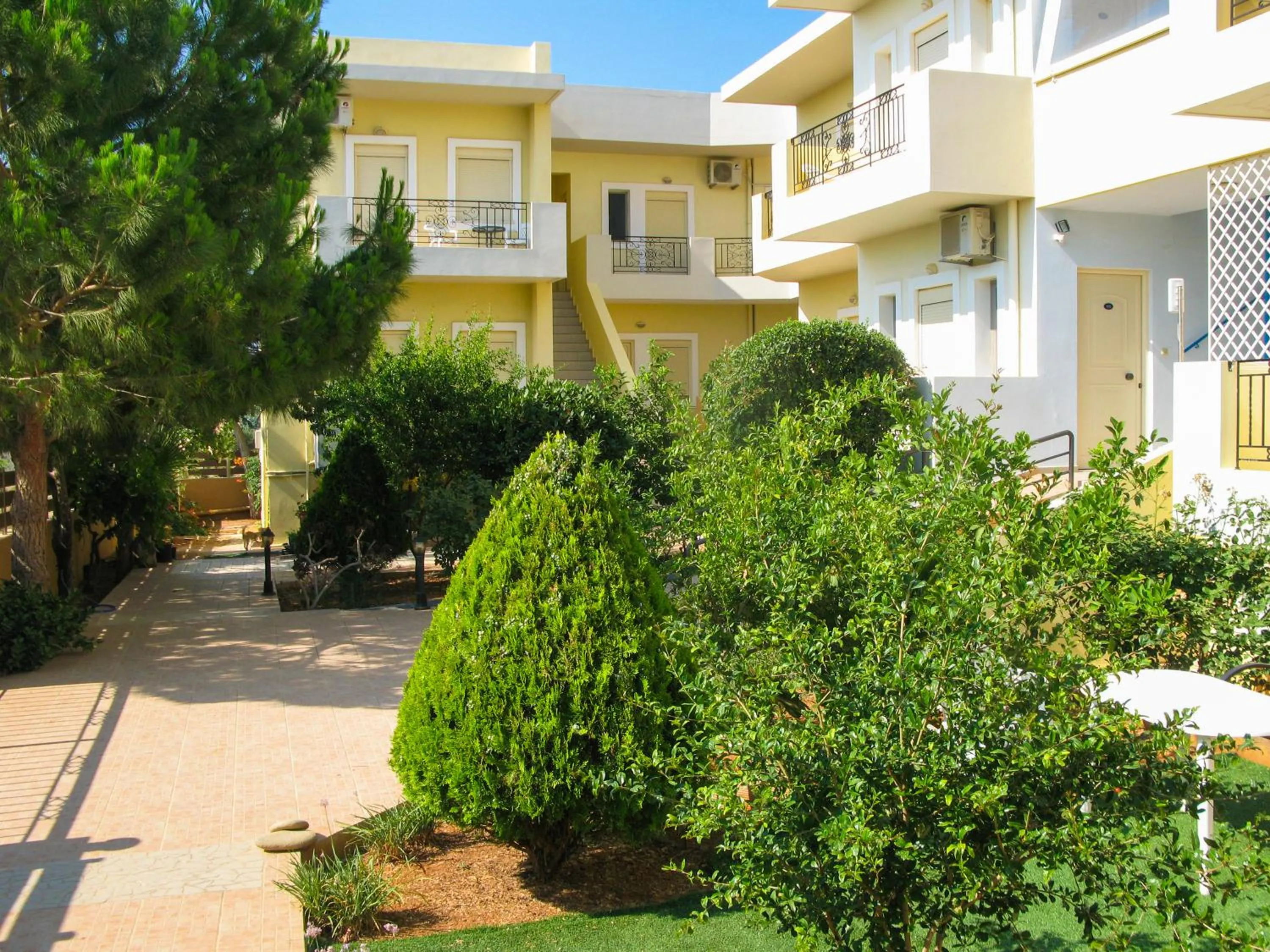 Garden view in Fotis Studios Apartments