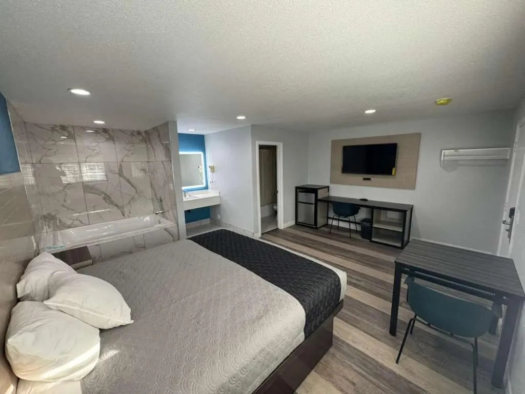 Bed in Palm Inn Motel - Rosemead, Los Angeles