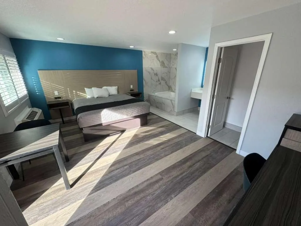 Bed in Palm Inn Motel - Rosemead, Los Angeles