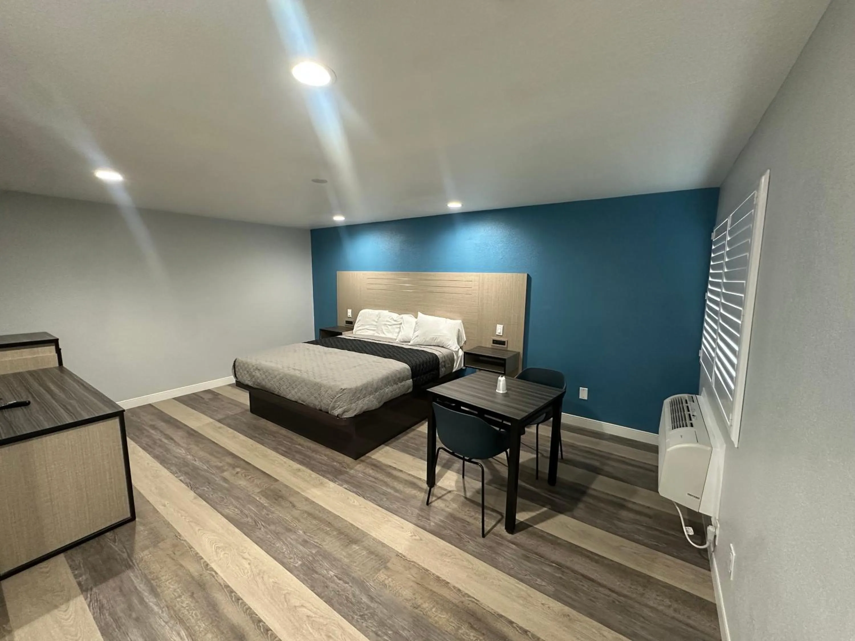 Bed in Palm Inn Motel - Rosemead, Los Angeles