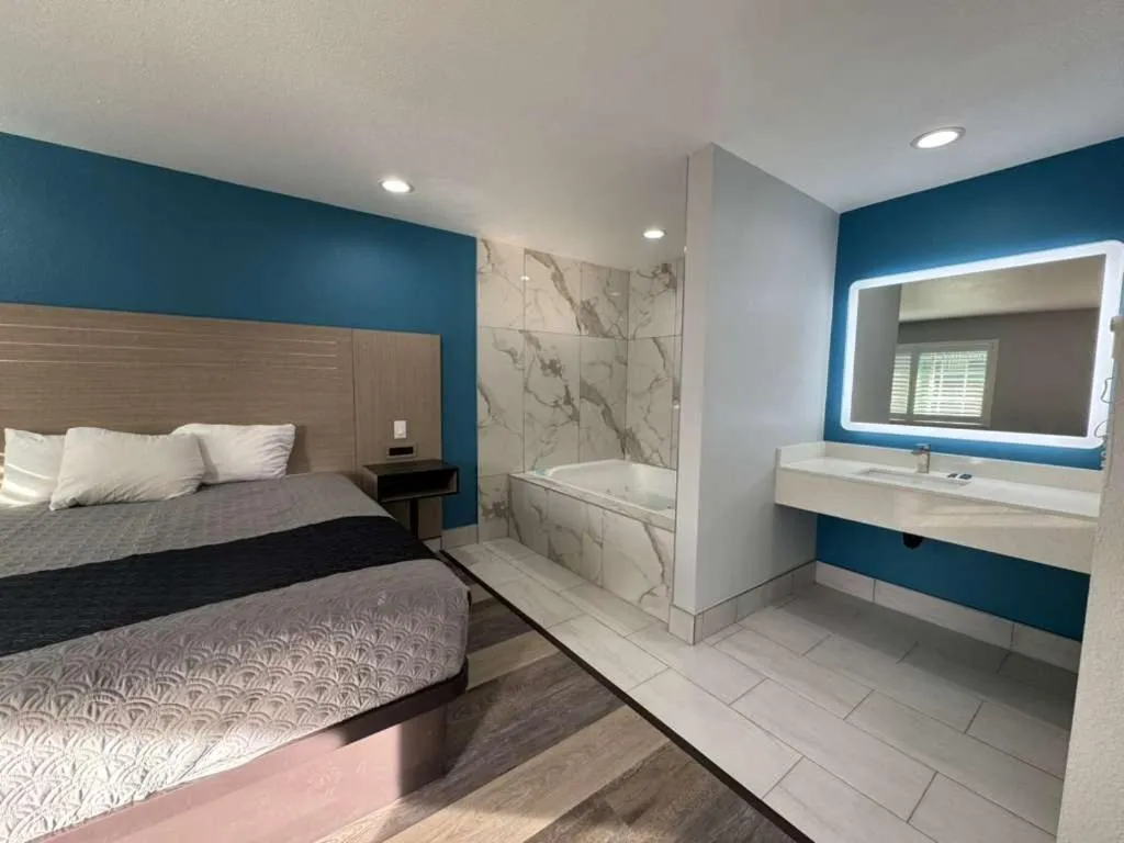 Bed in Palm Inn Motel - Rosemead, Los Angeles