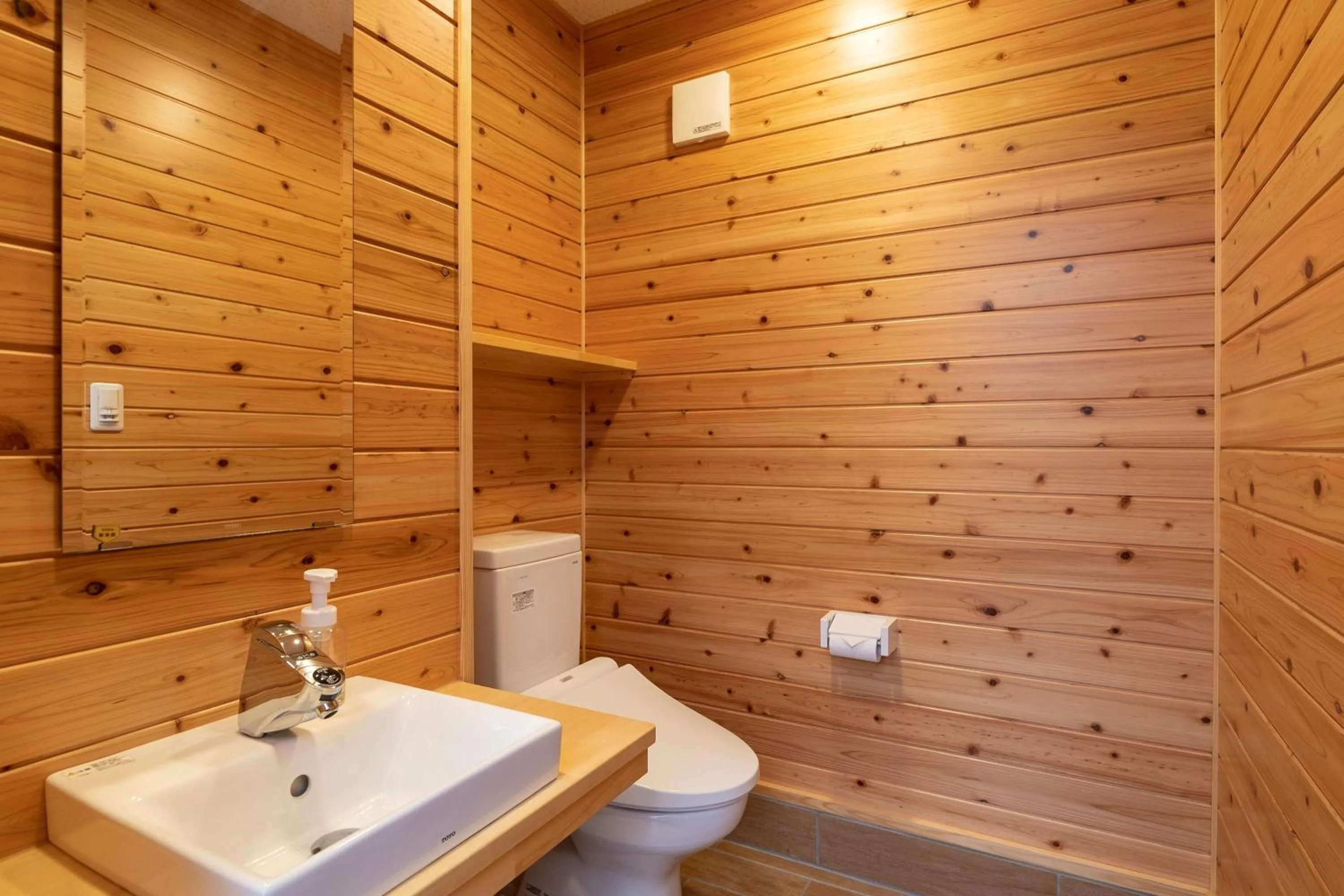 Toilet in Hawaiians Glamping Mauna Village