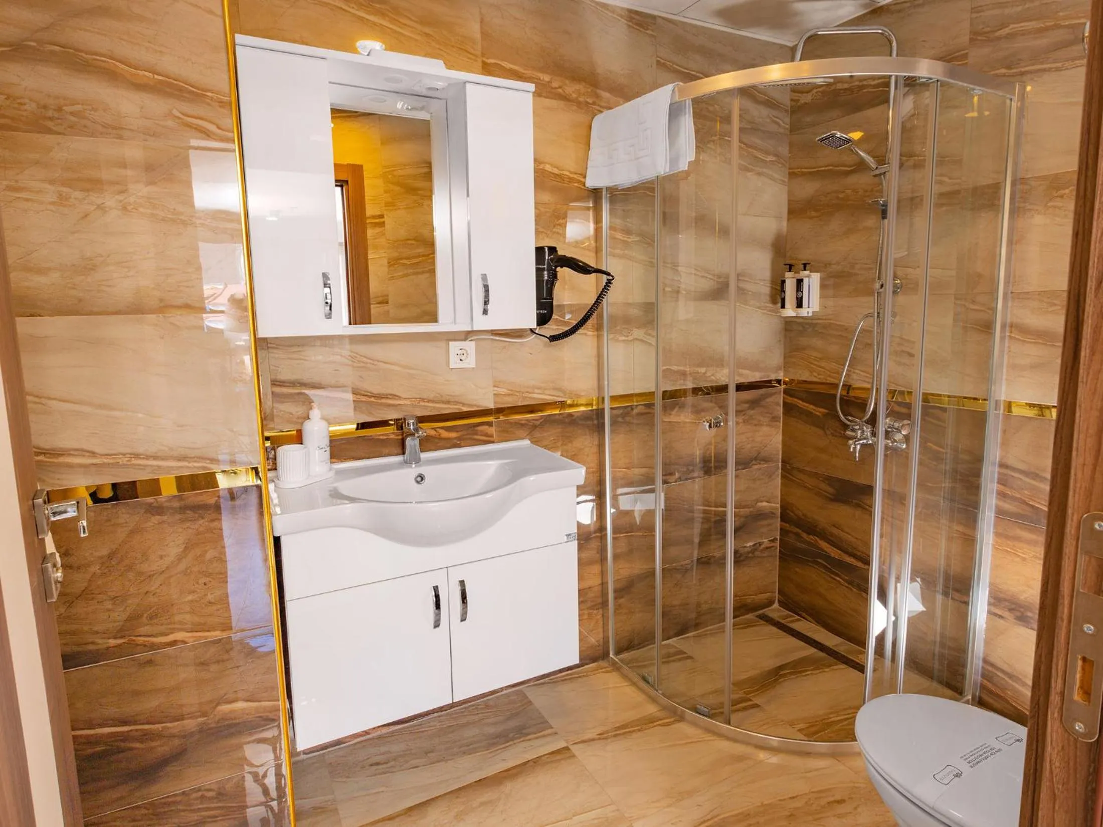 Shower in Quinnova Hotel