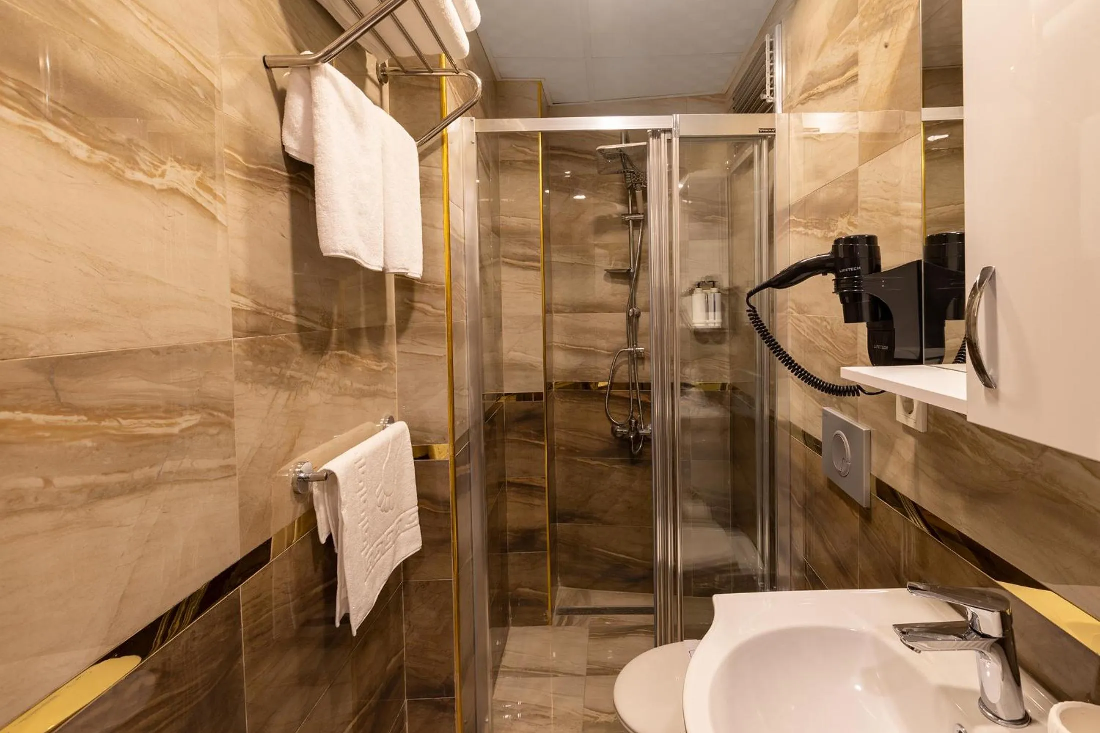 Shower in Quinnova Hotel