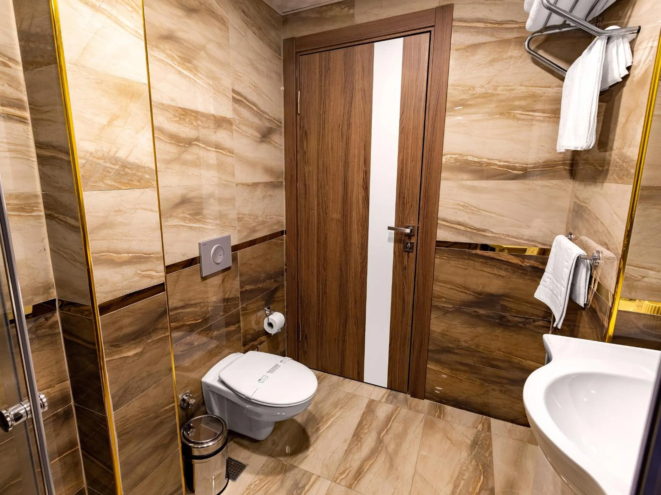 Shower in Quinnova Hotel