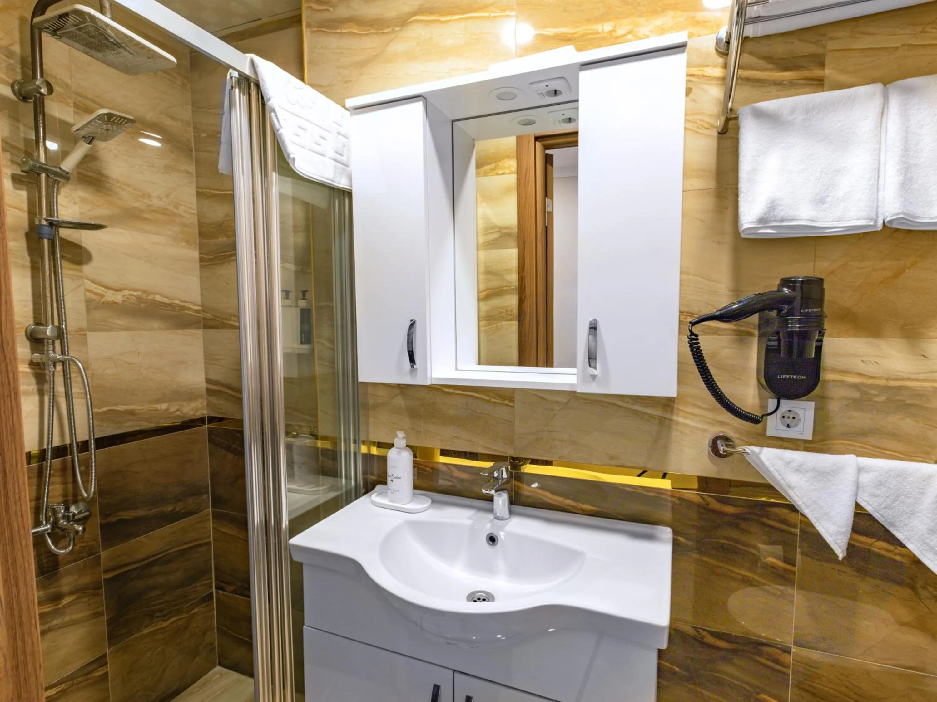 Shower in Quinnova Hotel