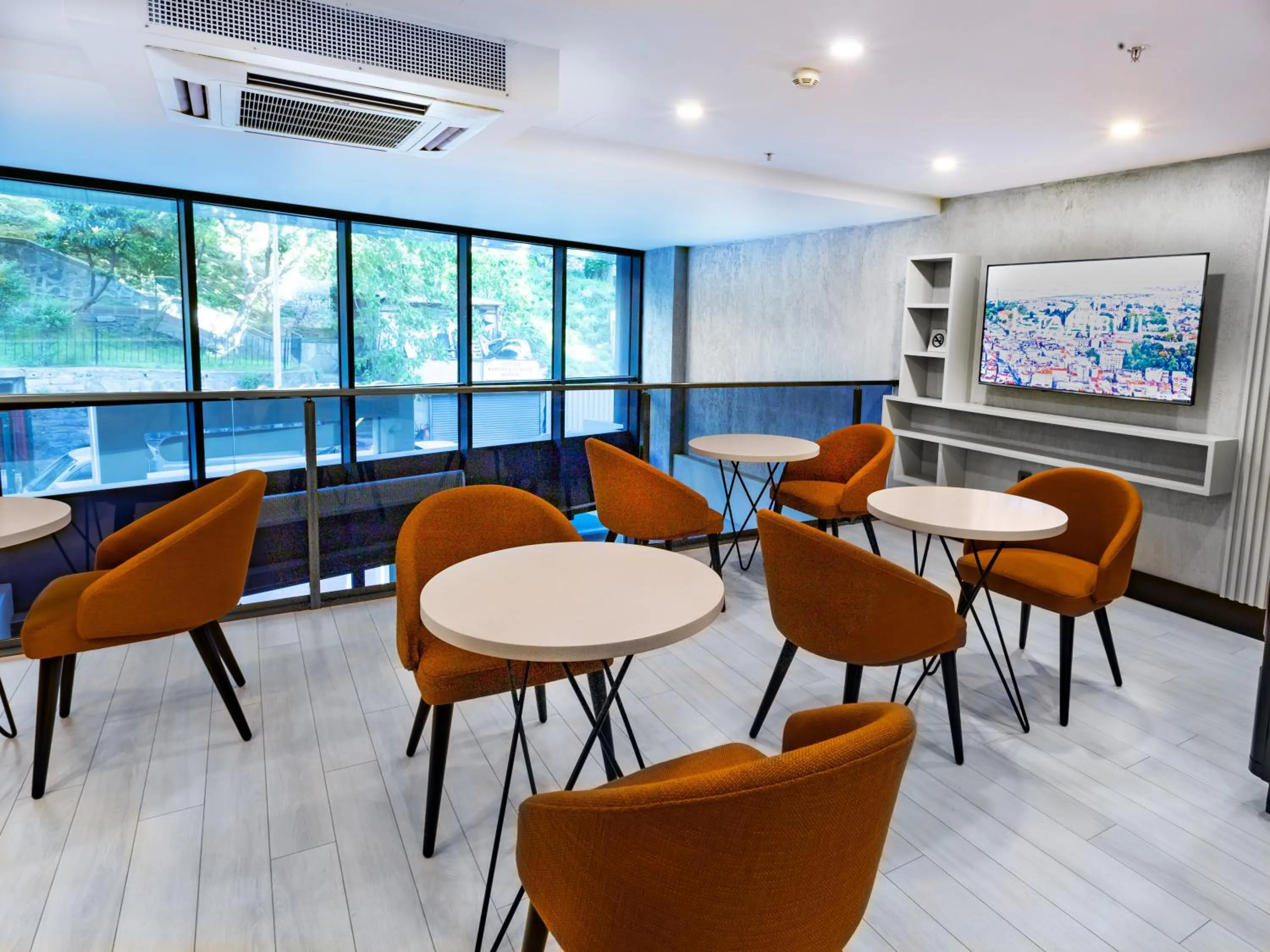 TV and multimedia in Quinnova Hotel