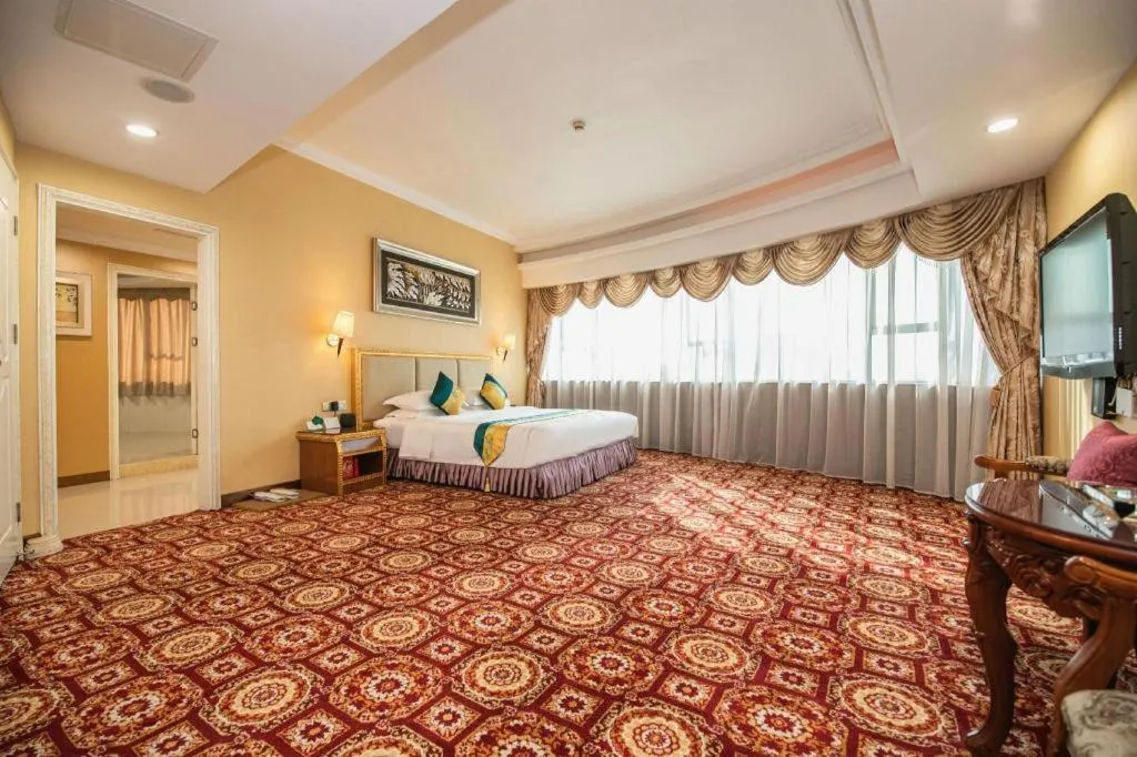 Bed in Shunde Emperor Hotel