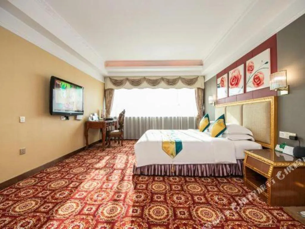 Bed in Shunde Emperor Hotel