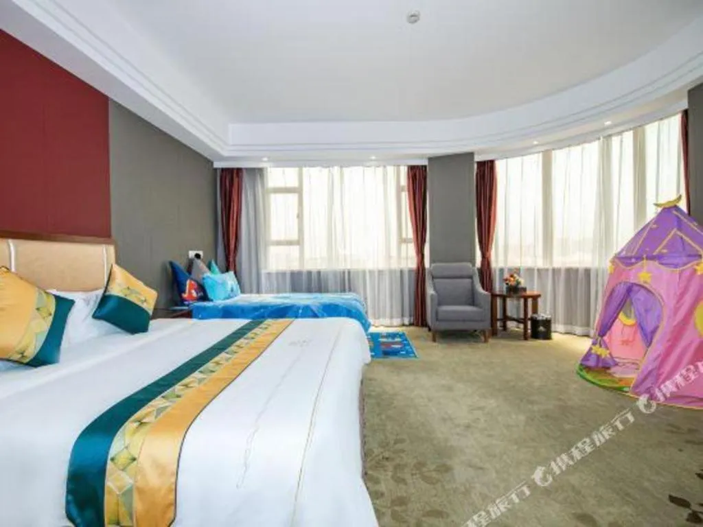 Bed in Shunde Emperor Hotel