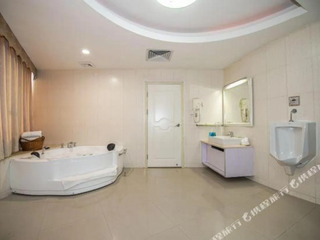 Bed in Shunde Emperor Hotel