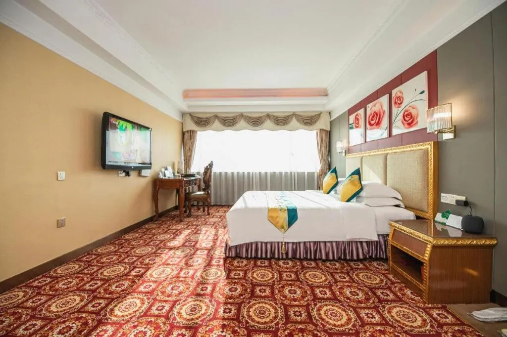 Bed in Shunde Emperor Hotel