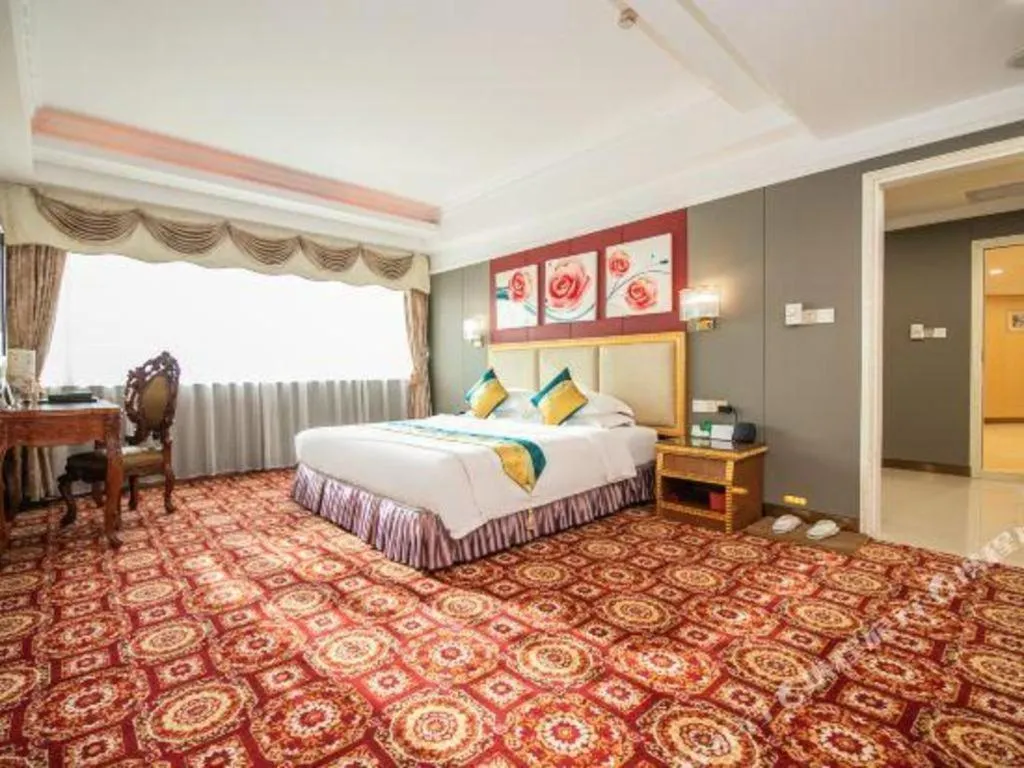 Bed in Shunde Emperor Hotel