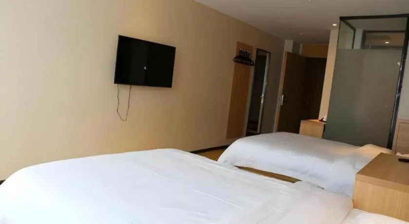 Bed in IU Hotel Nanchang West Railway Metro Station