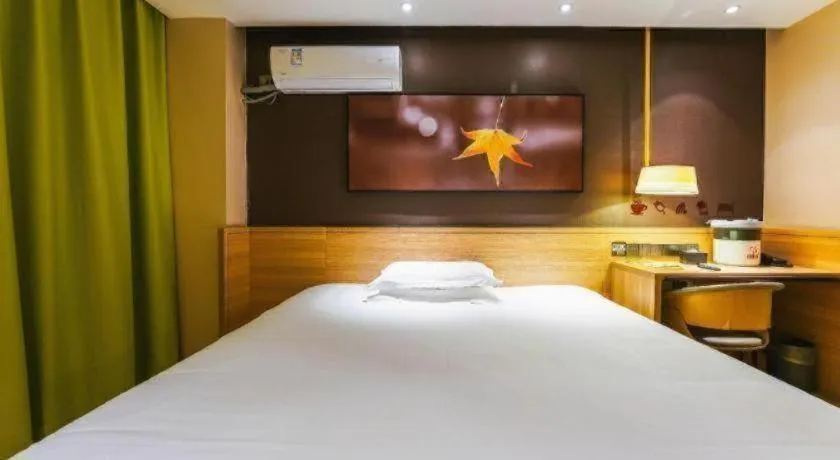 Bed in IU Hotel Nanchang West Railway Metro Station