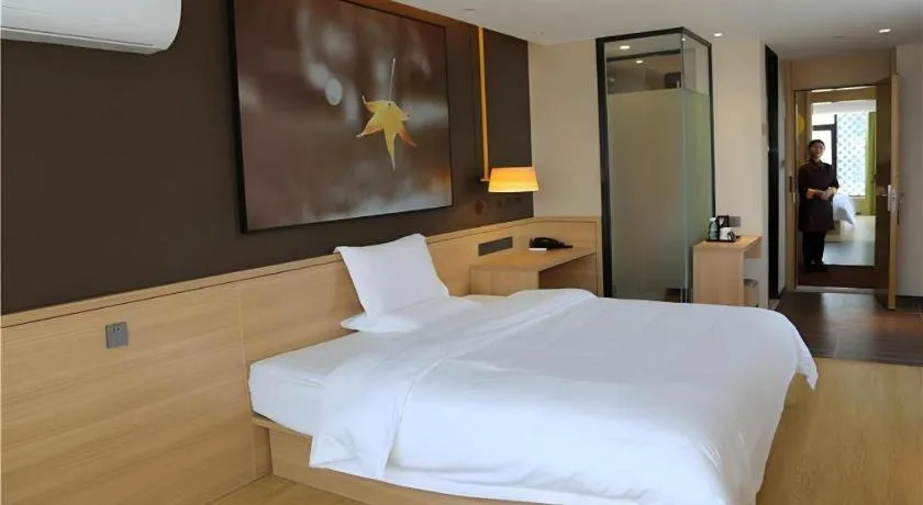 Bed in IU Hotel Nanchang West Railway Metro Station