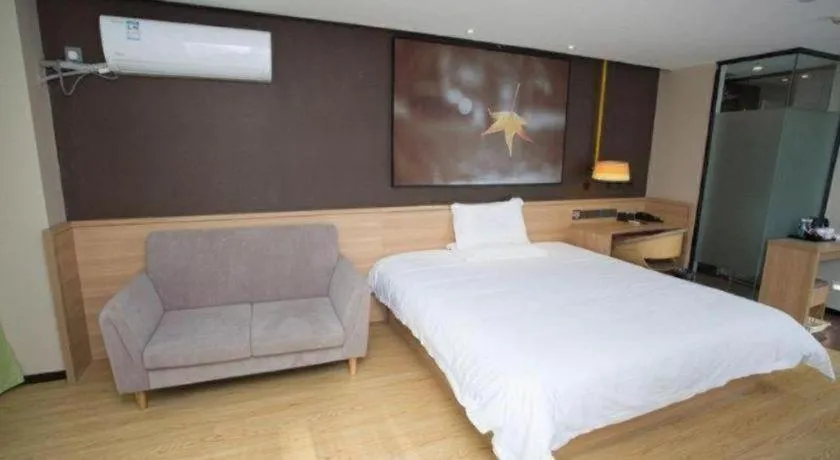 Bed in IU Hotel Nanchang West Railway Metro Station