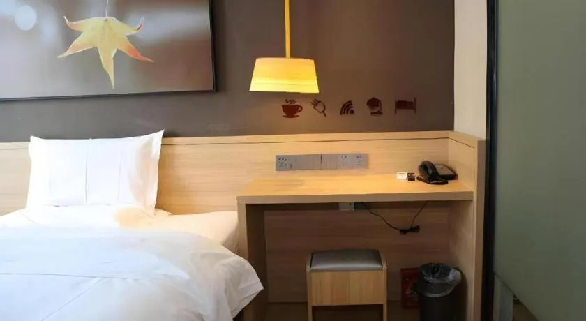 Bed in IU Hotel Nanchang West Railway Metro Station