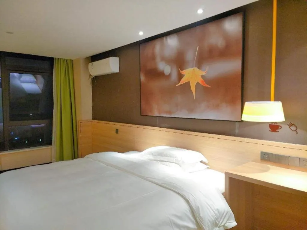 Bed in IU Hotel Nanchang West Railway Metro Station