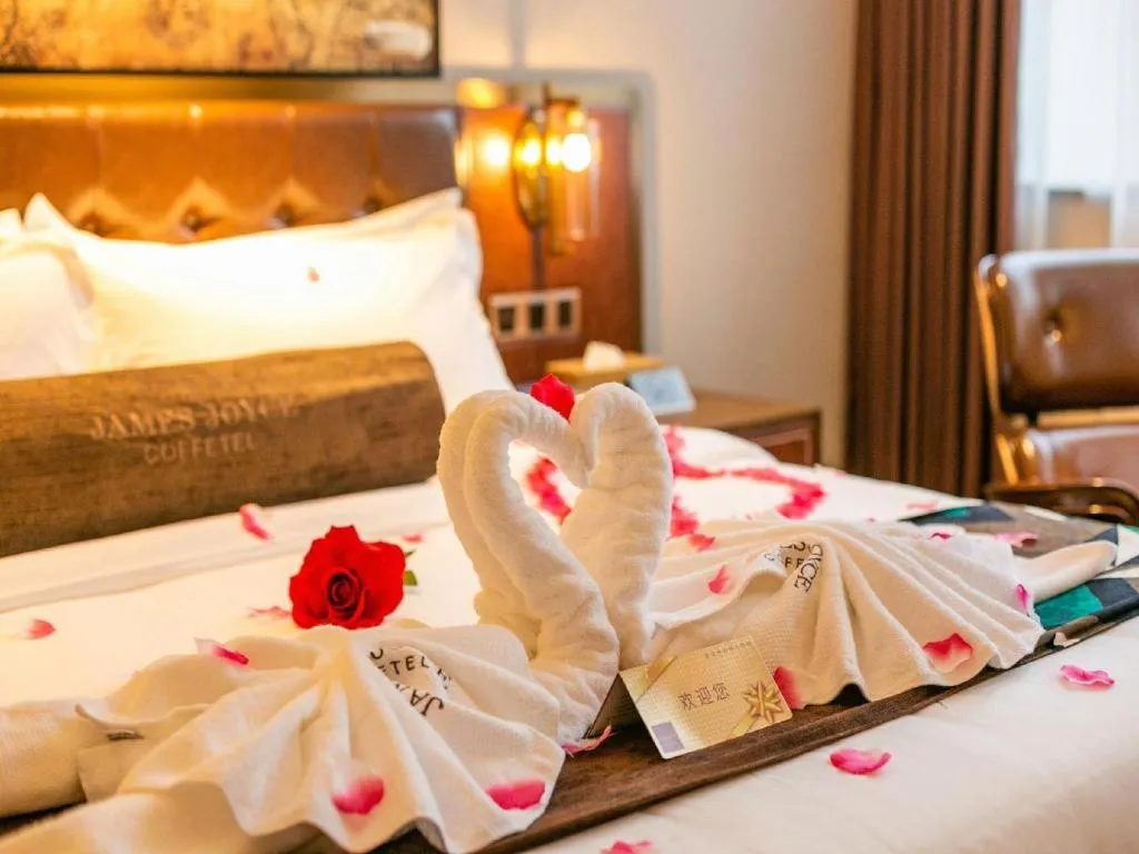 Bed in James Joyce Coffetel Chengdou Wuqing Wanda Plaza