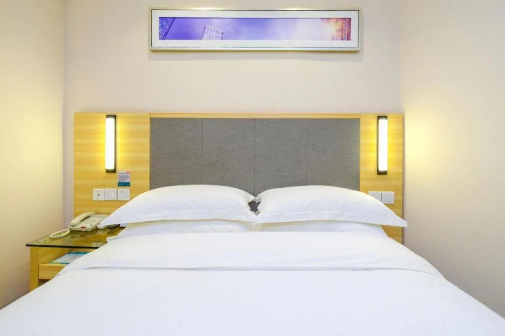 Bed in City Comfort Inn Chongqing Yangjiaping Pedestrian Street the MixC