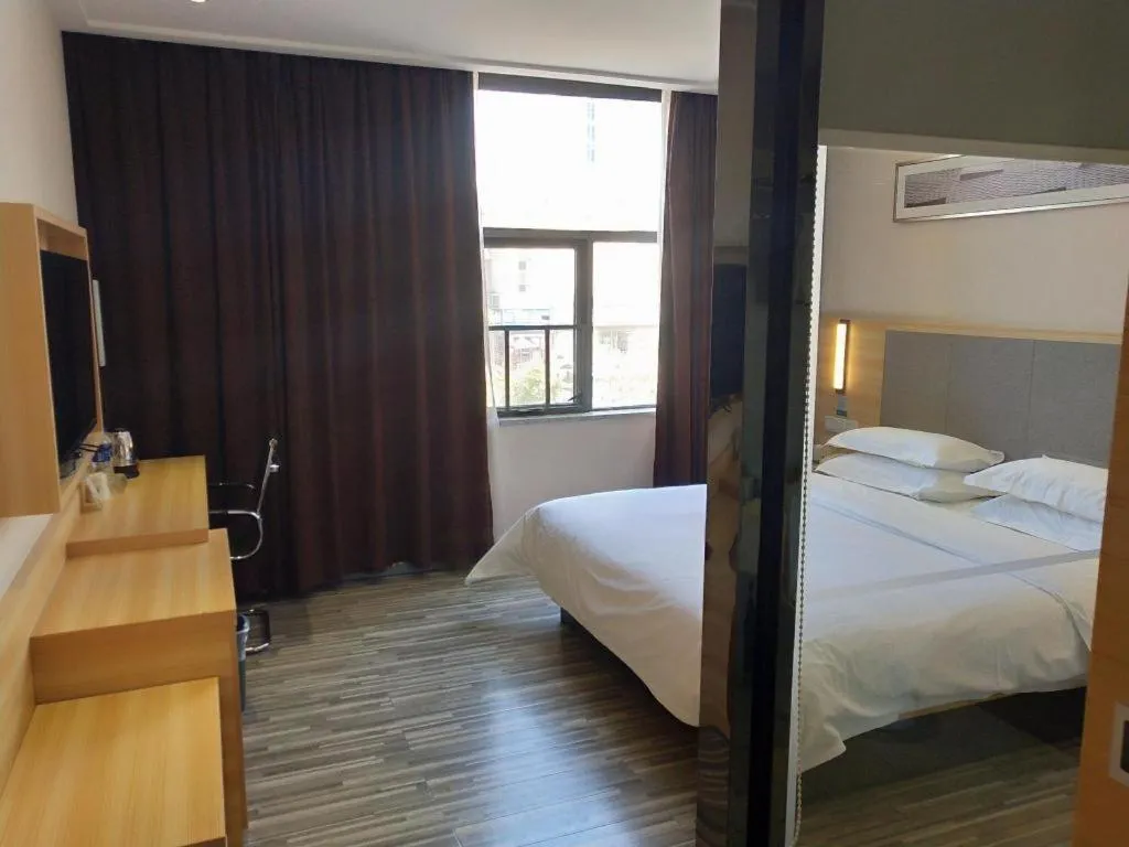 Bed in City Comfort Inn Hotel Zhangjiajie Railway Station Tianmen Mountain Cableway Station