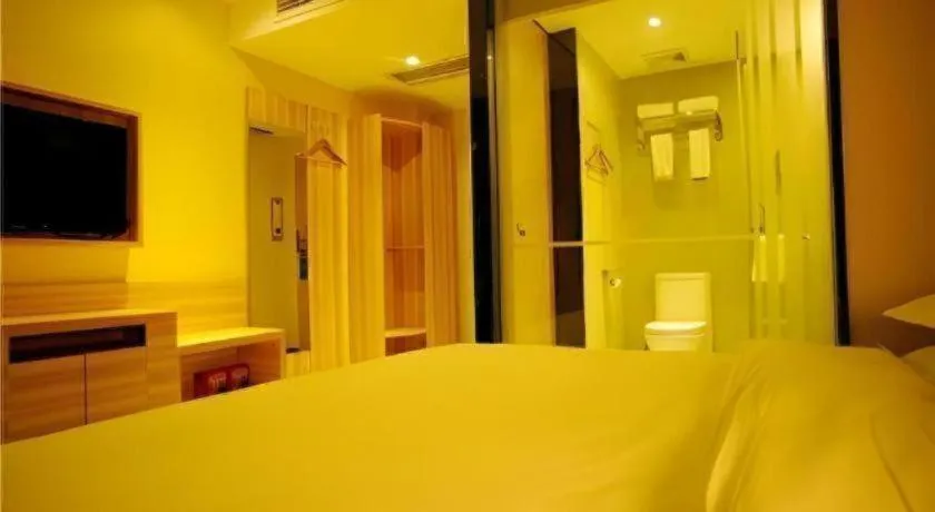 Bed in City Comfort Inn Hotel Zhangjiajie Railway Station Tianmen Mountain Cableway Station