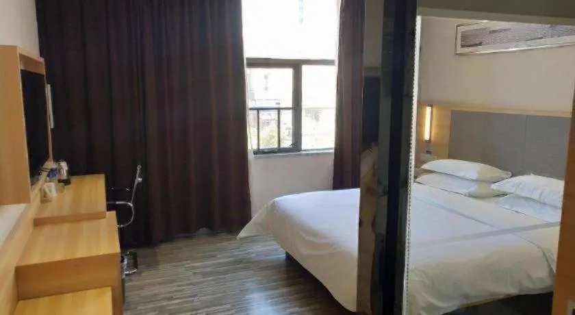 Bed in City Comfort Inn Hotel Zhangjiajie Railway Station Tianmen Mountain Cableway Station