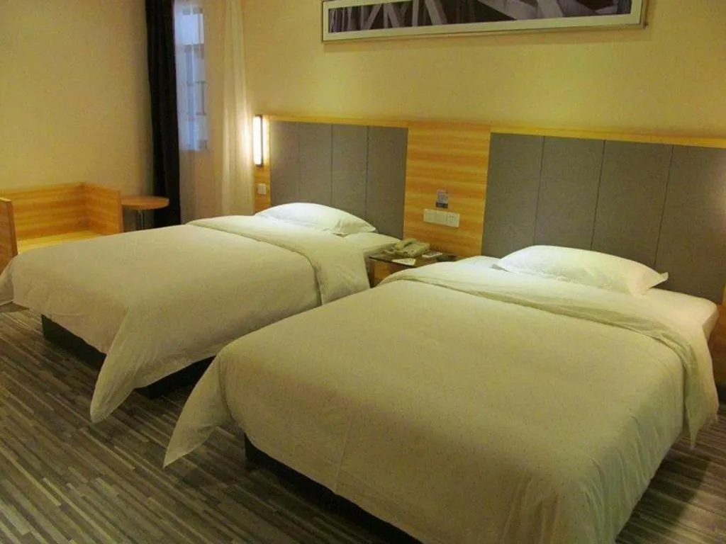 Bed in City Comfort Inn Hotel Zhangjiajie Railway Station Tianmen Mountain Cableway Station