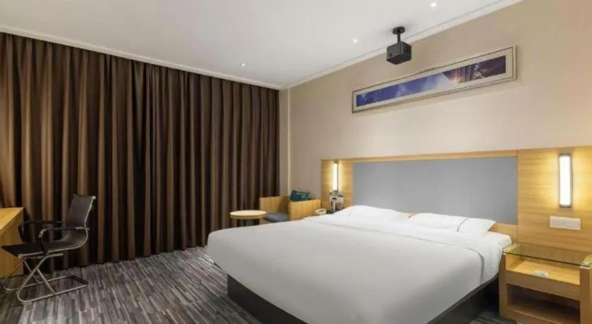 Bed in City Comfort Inn Hotel Zhangjiajie Railway Station Tianmen Mountain Cableway Station