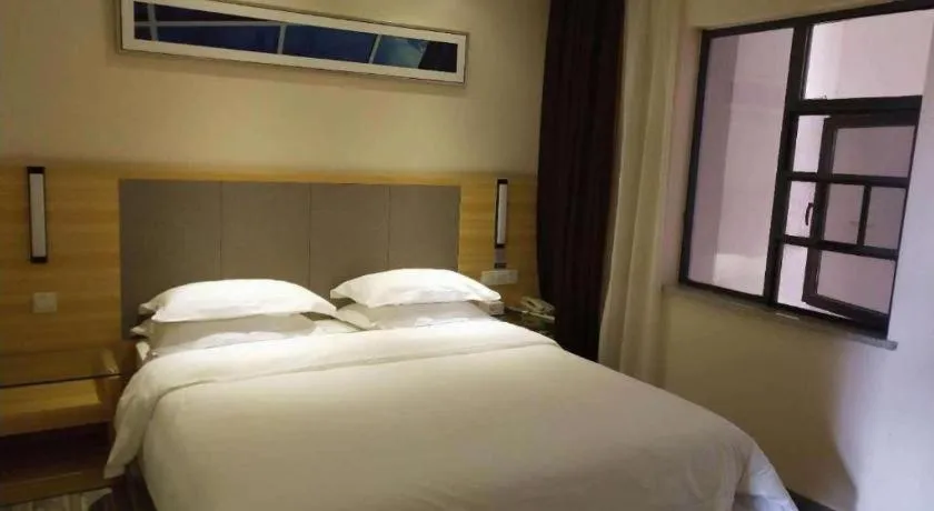 Bed in City Comfort Inn Hotel Zhangjiajie Railway Station Tianmen Mountain Cableway Station