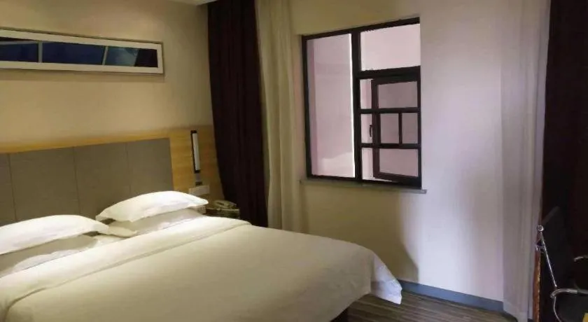 Bed in City Comfort Inn Hotel Zhangjiajie Railway Station Tianmen Mountain Cableway Station