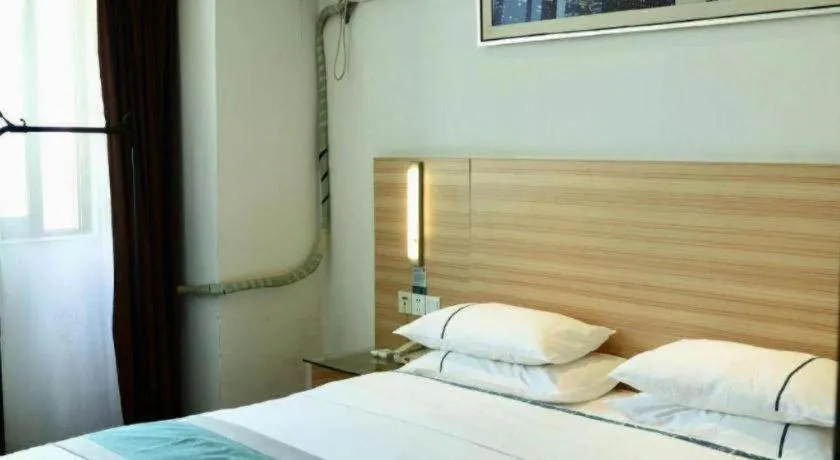 Bed in City Comfort Inn Chongqing Lianglukou Metro Station