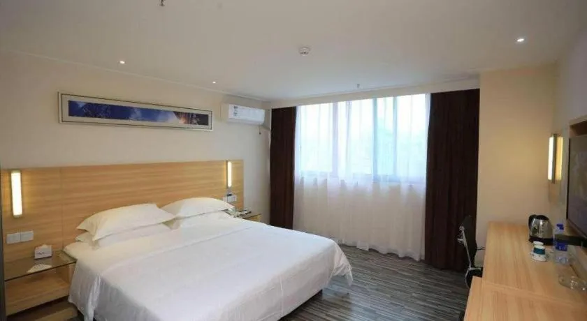 Bed in City Comfort Inn Chongqing Lianglukou Metro Station