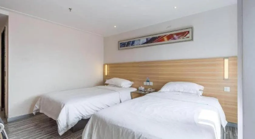 Bed in City Comfort Inn Chongqing Lianglukou Metro Station